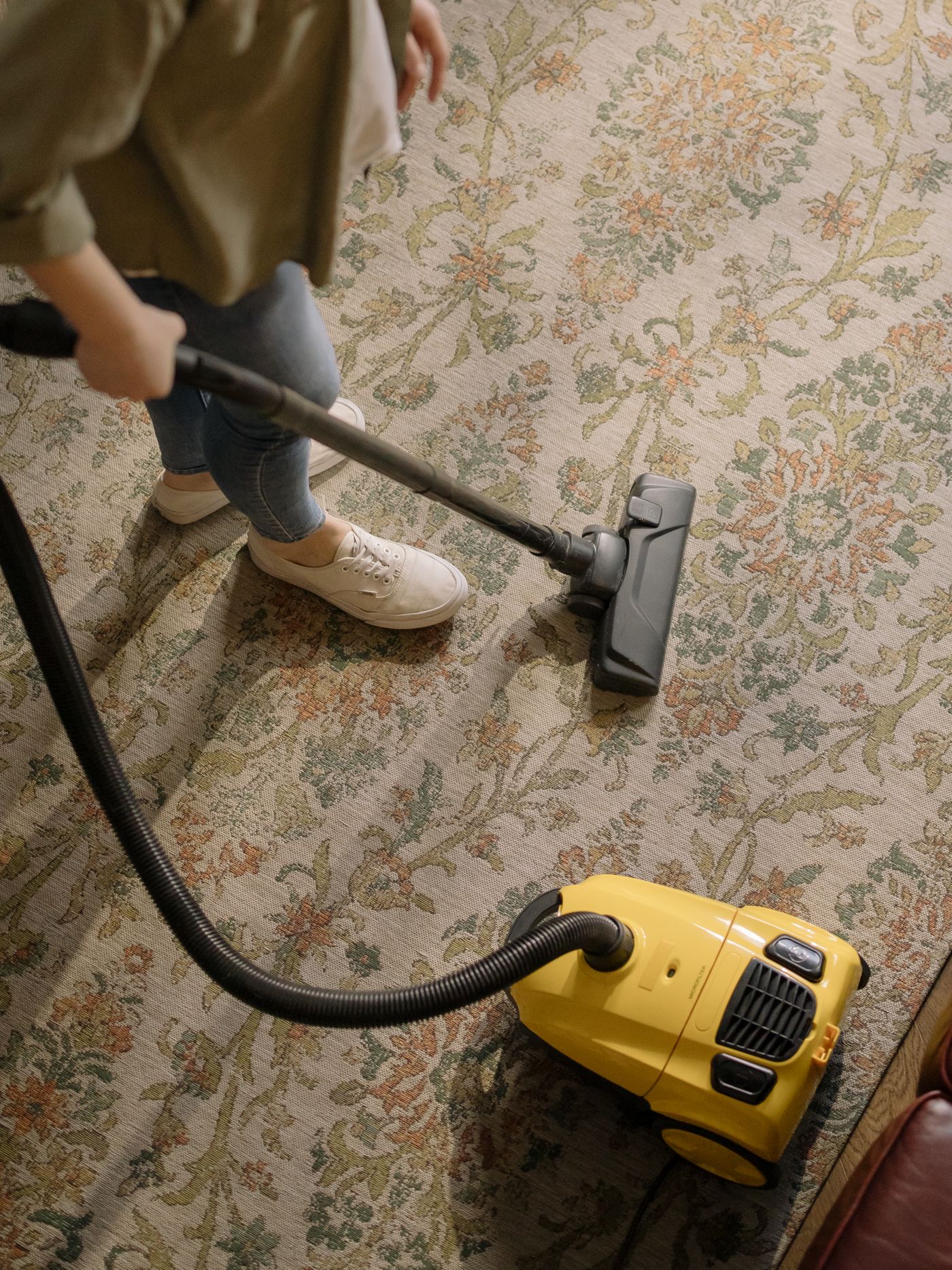 Curățarea unui covor cu aspirator profesional